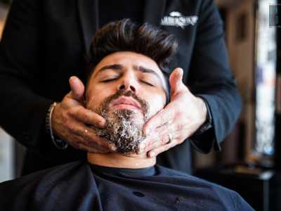 Segue la parte pi� rilassante, attraverso la quale l�avventore si lascia massaggiare il viso con uno shampoo igienizzante che elimina germi e batteri